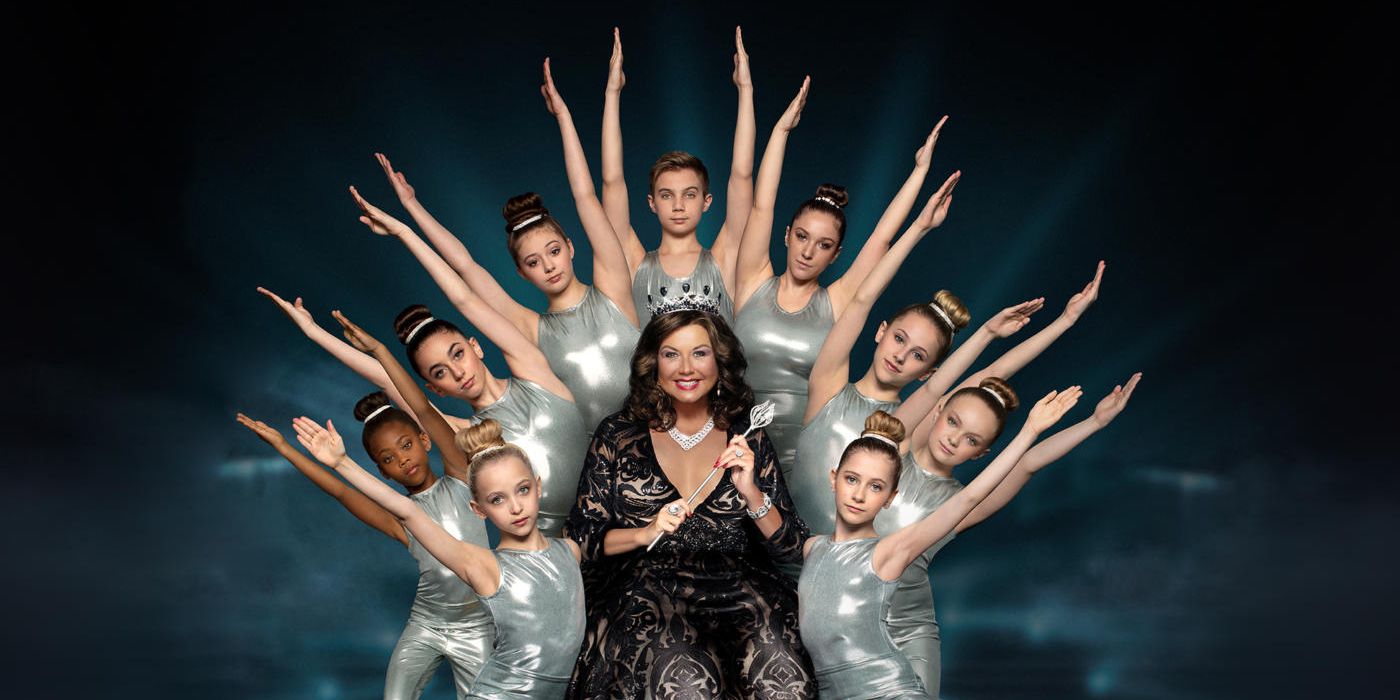 Abby Lee Miller na foto promocional da 8ª temporada de Dance Moms com garotas