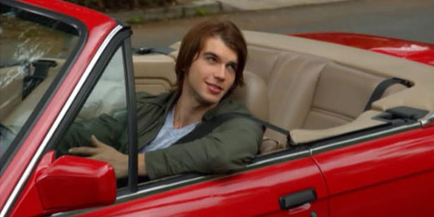Adam Hagenbuch como Scott em um carro vermelho conversando com Haley em Modern Family