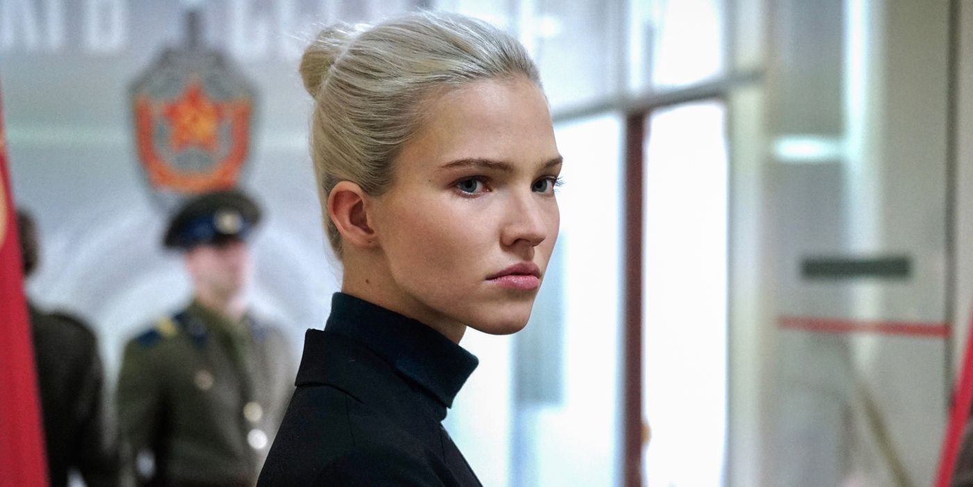 Sasha Luss como Anna