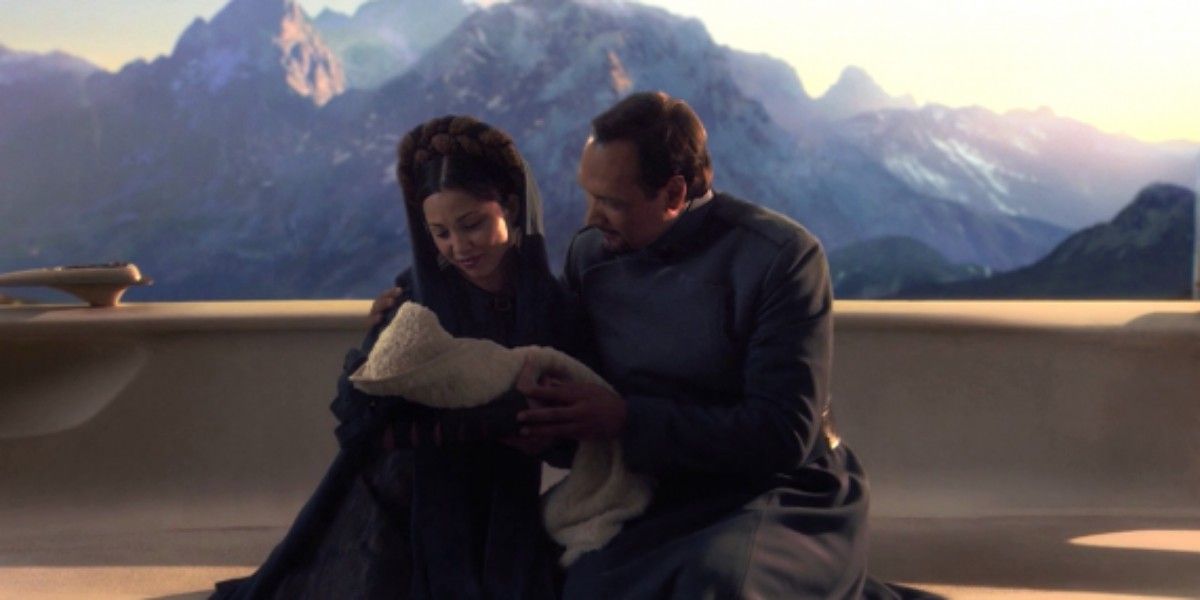 Bail Organa holds baby Leia on Alderaan