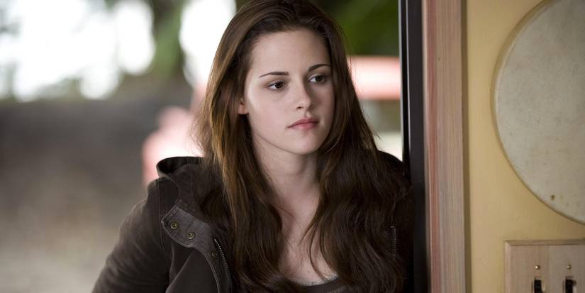 Bella Swan (Kristen Stewart) standing outside in Twilight