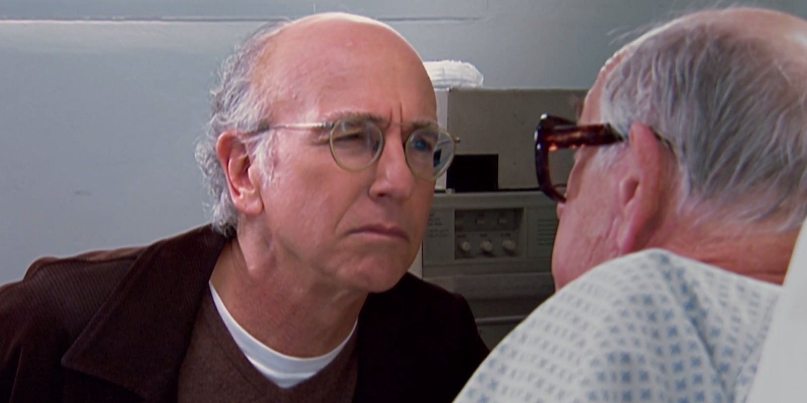 Larry David olhando desconfiado para seu pai na 5ª temporada de Curb Your Enthusiasm