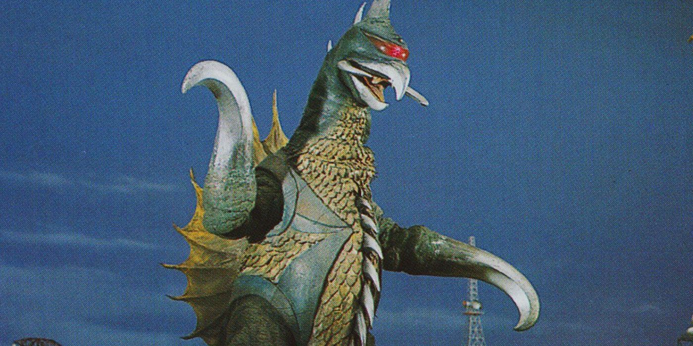 يلوح جيجان بيديه بشفرة الحلاقة من Godzilla vs Gigan