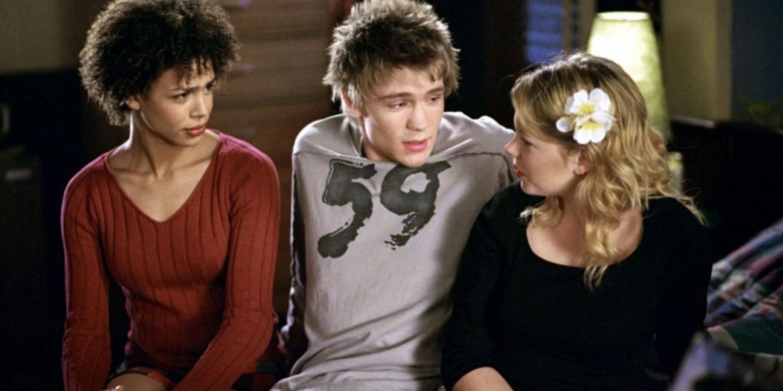 Nora, Charlie, and Jen sitting on a bed on Dawson's Creek