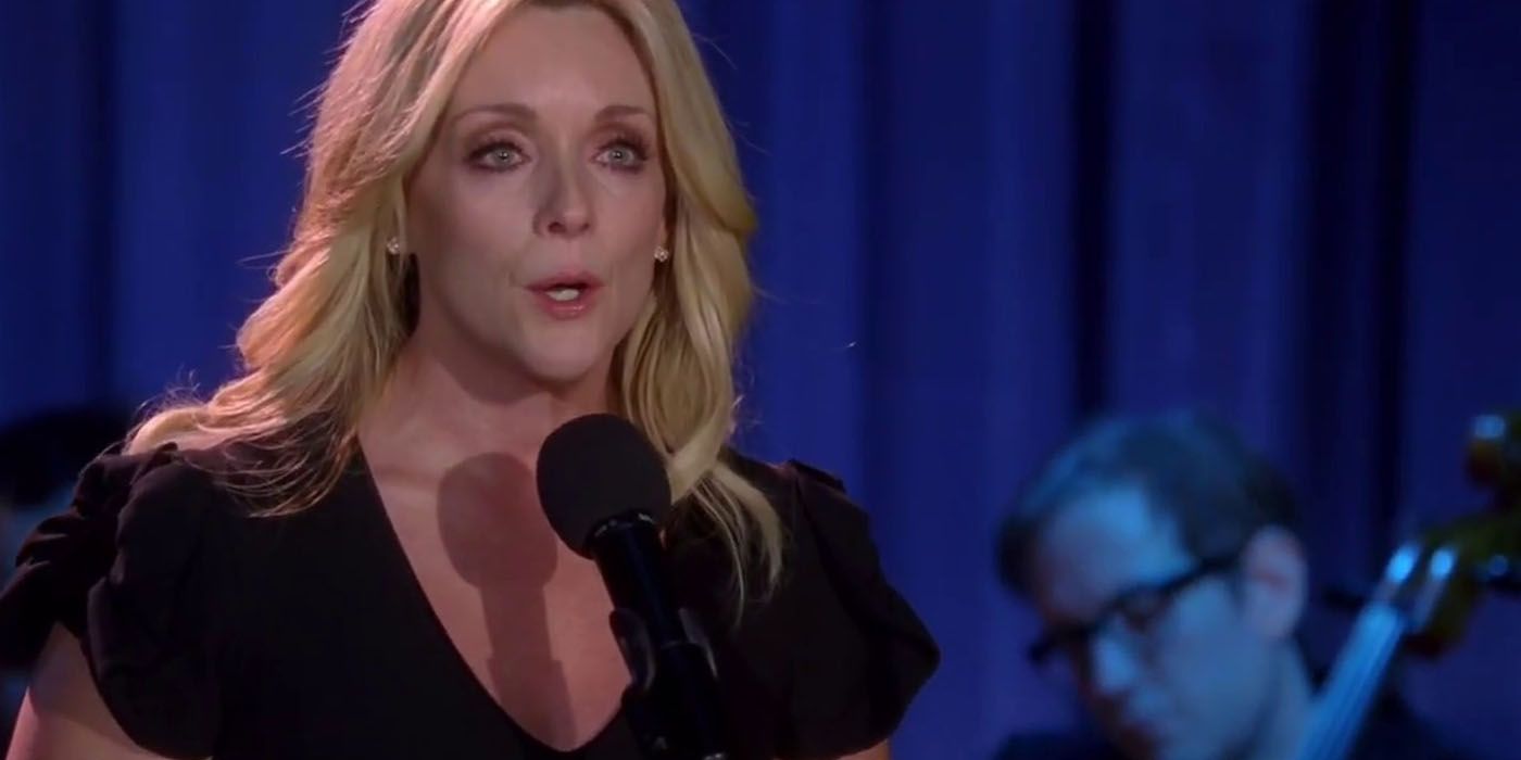 Jenna Maroney singing on stage in 30 Rock