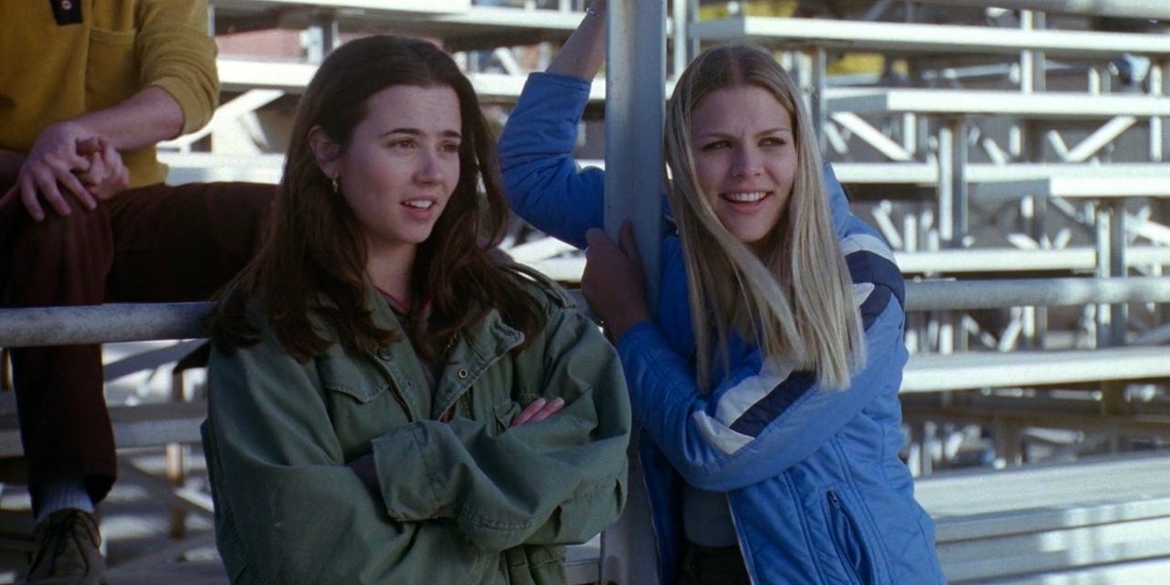 Kim and Sam sitting on the bleachers in Freaks and Geeks