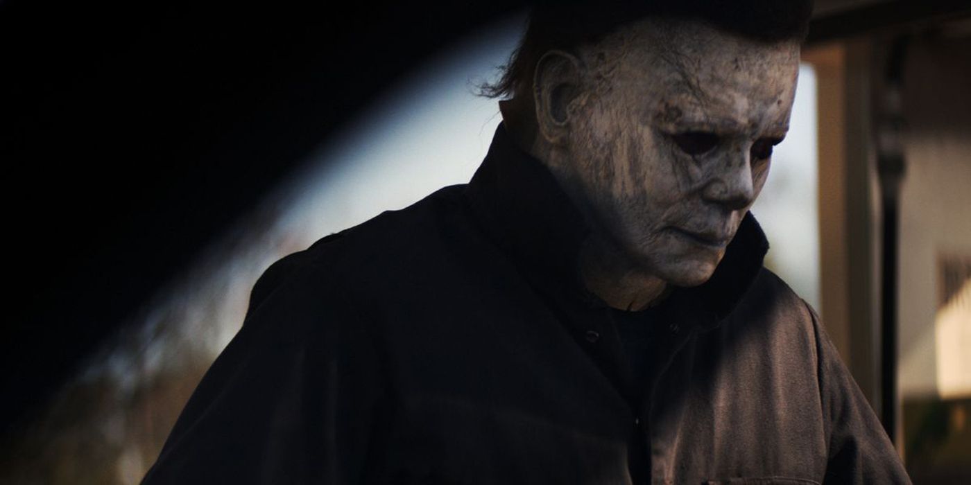 Michael Myers olhando para baixo no Halloween.