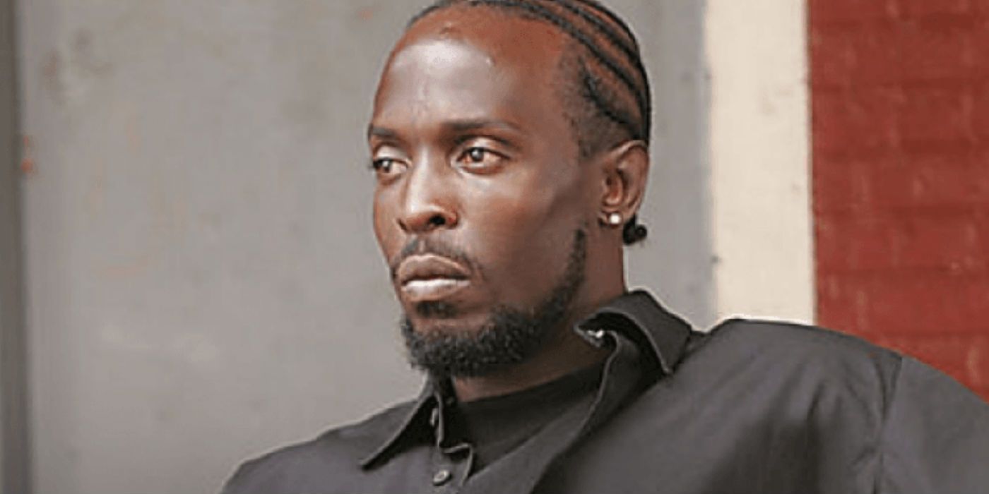 Michael Kenneth Williams como Omar Little olhando para longe em The Wire.