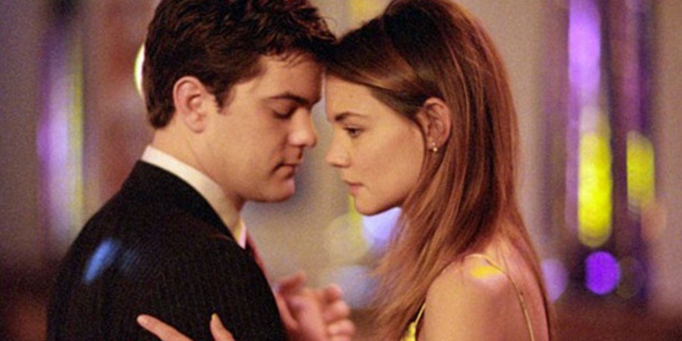 Pacey And Joey dancing in Dawsons Creek