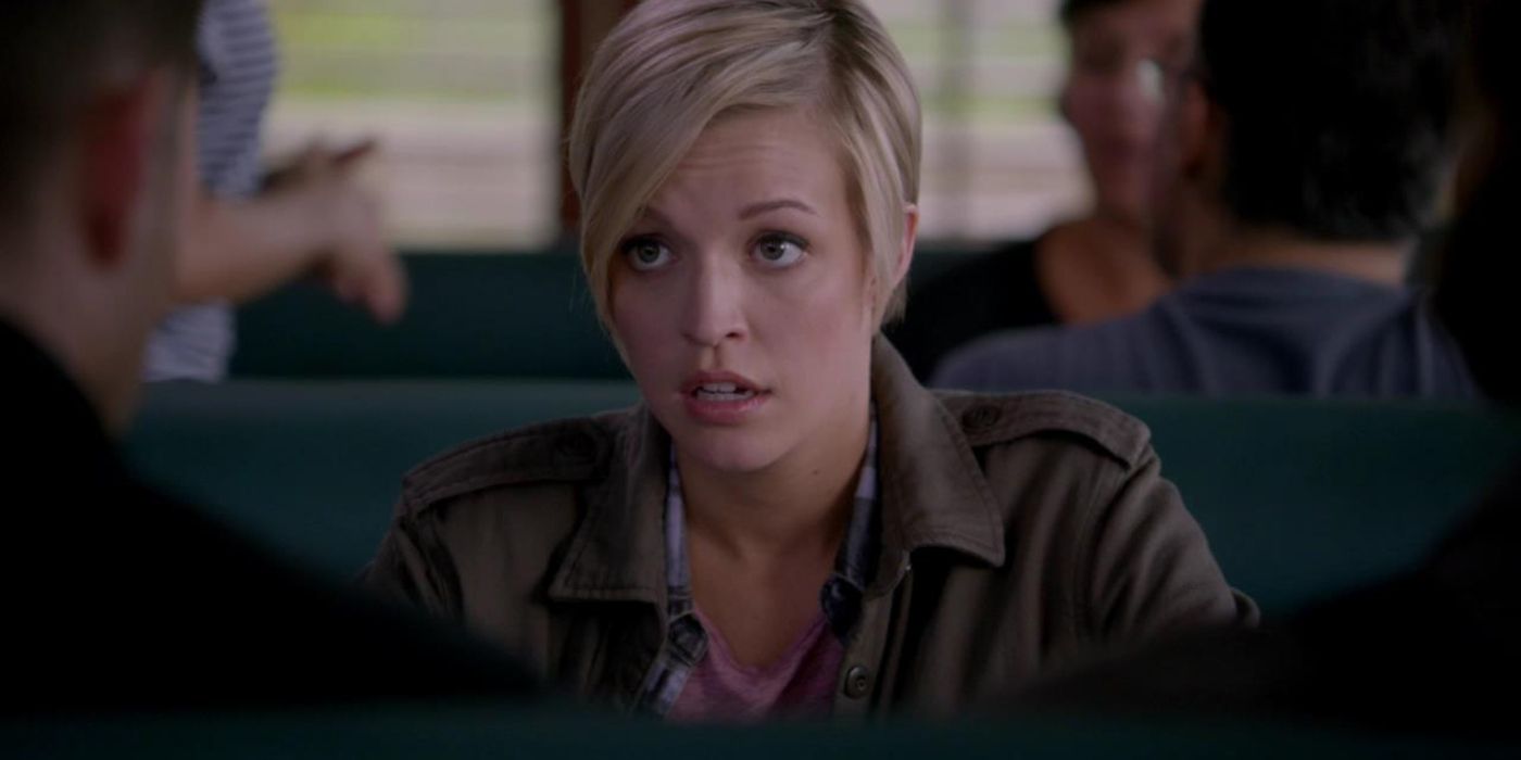 A young woman seated and talking to the Winchesters in Supernatural episode Paper Moon