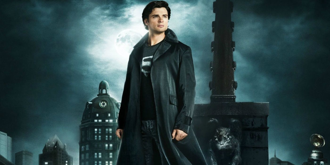 Clark dressed in black on a rooftop in Smallville Season 9
