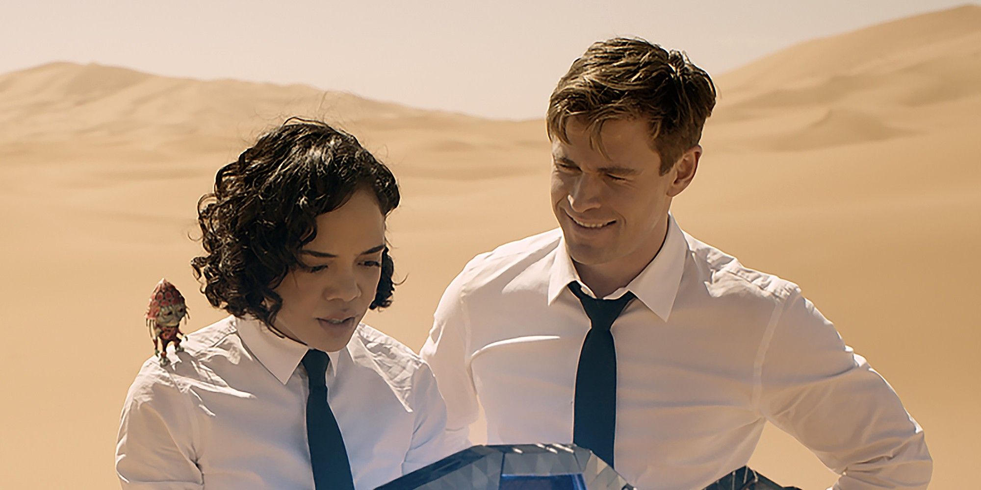 Agent M and Agent H stand in a desert in Men In Black: International 