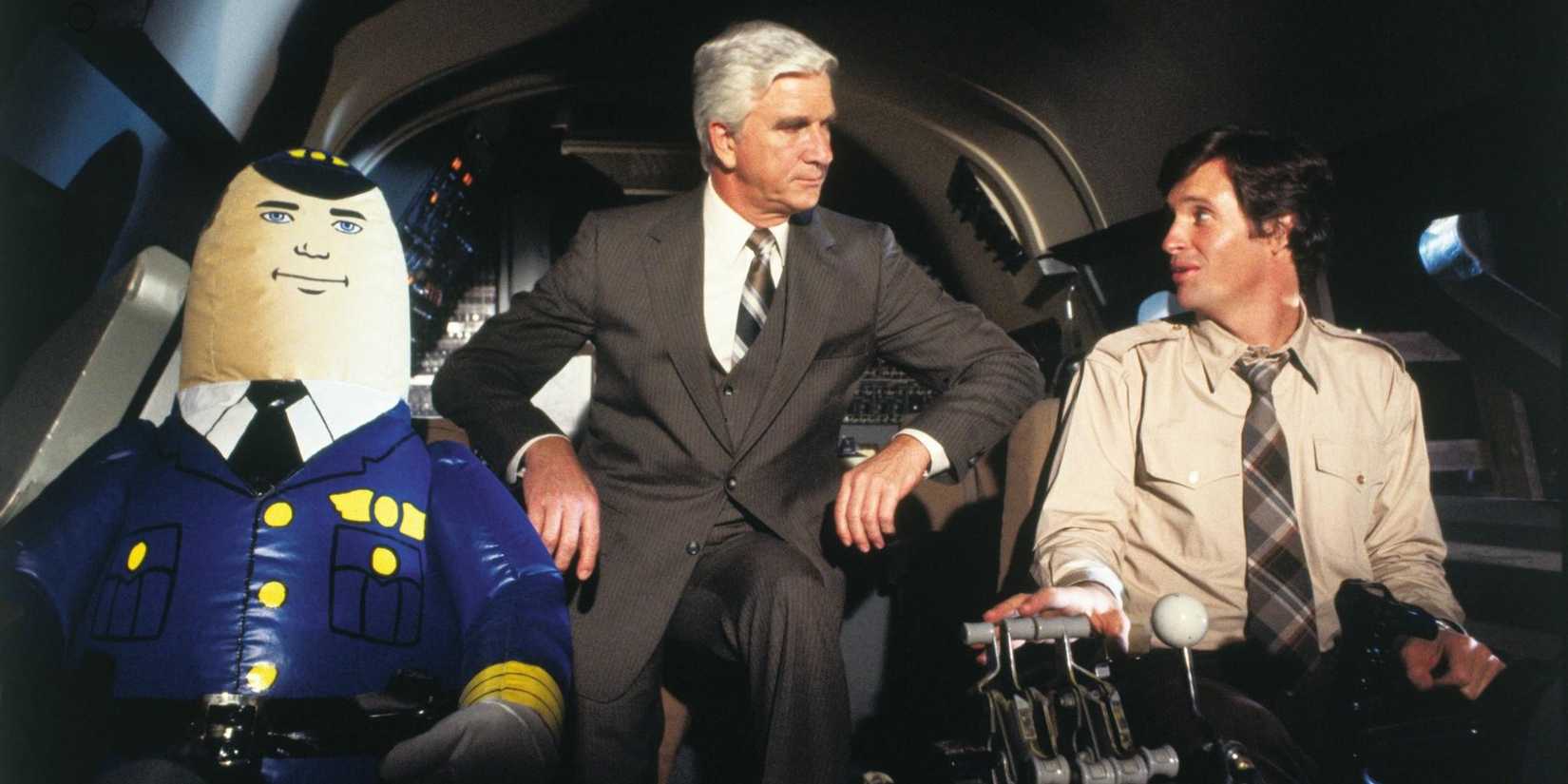 Leslie Nielsen and Robert Hays talking in the cockpit in Airplane!
