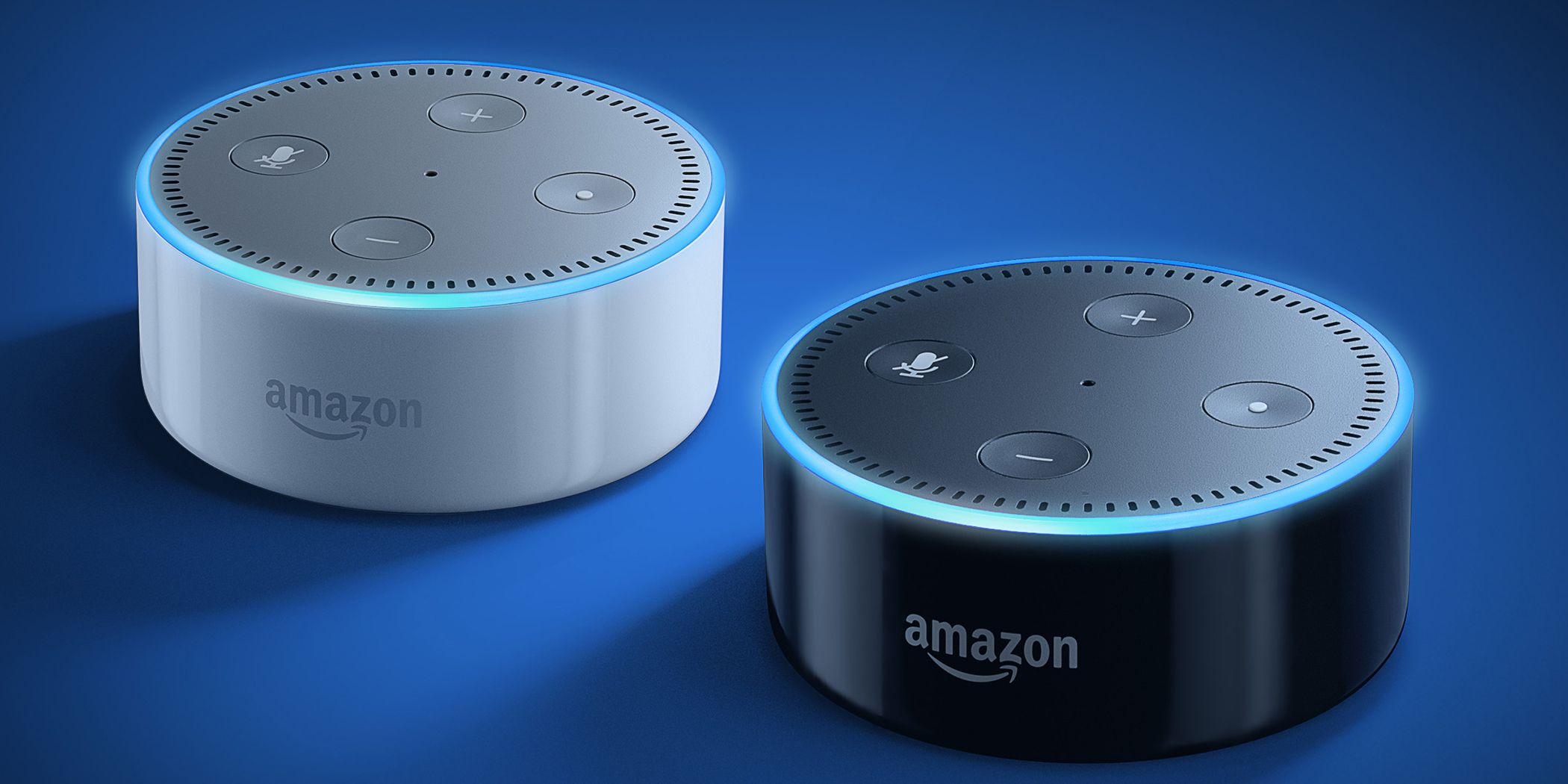 Dois dispositivos Amazon Echo em um fundo azul