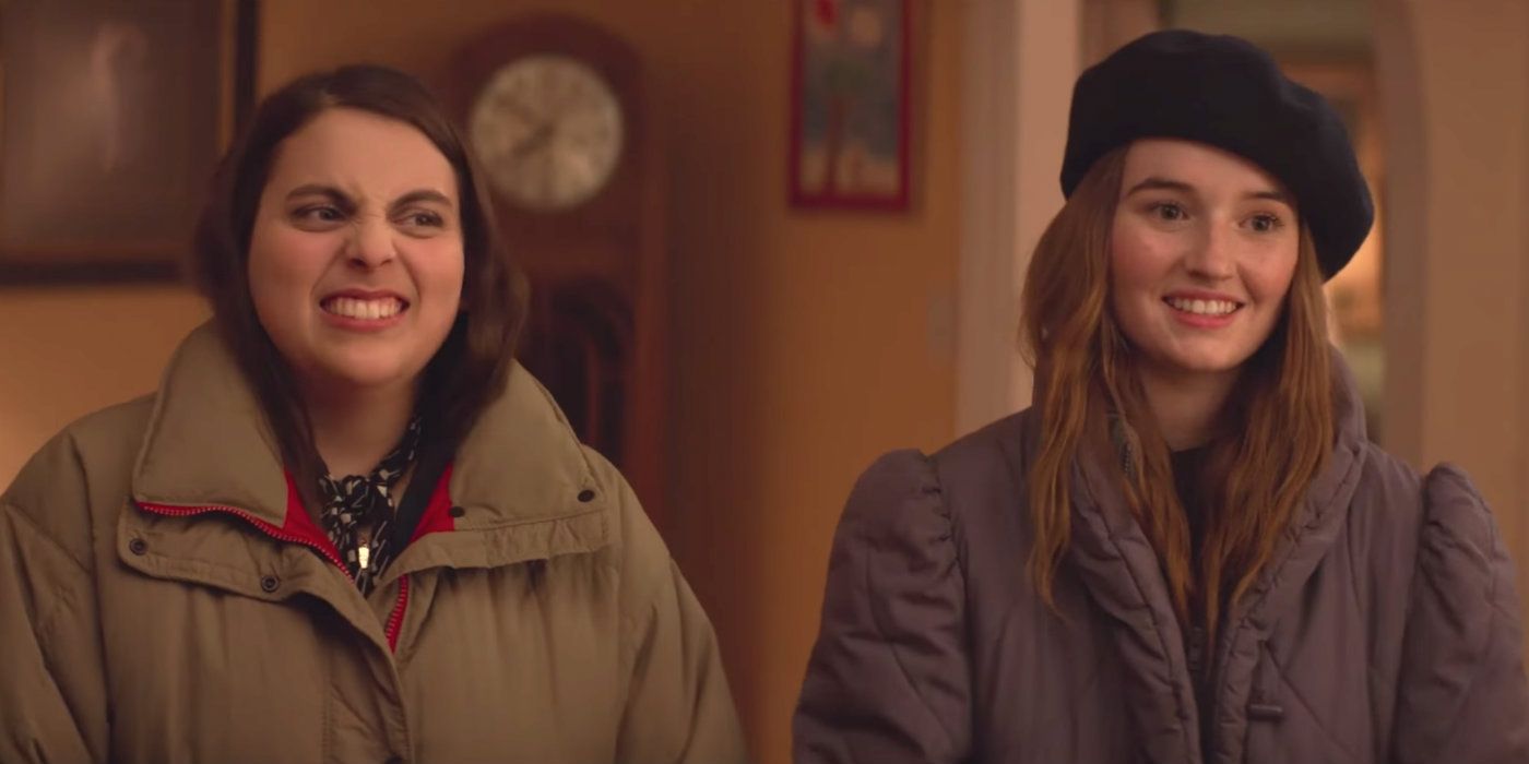two characters smiling in Booksmart