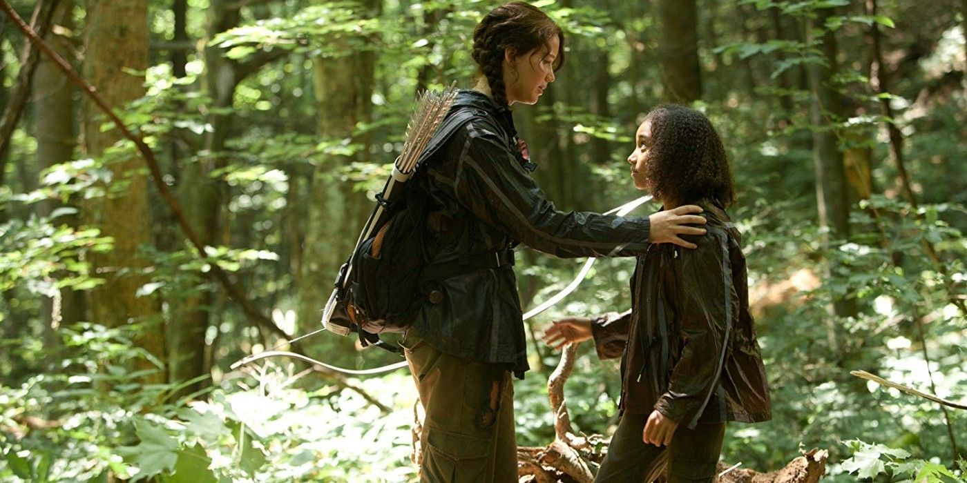Katniss and Rue talking in the arena in the Hunger Games.