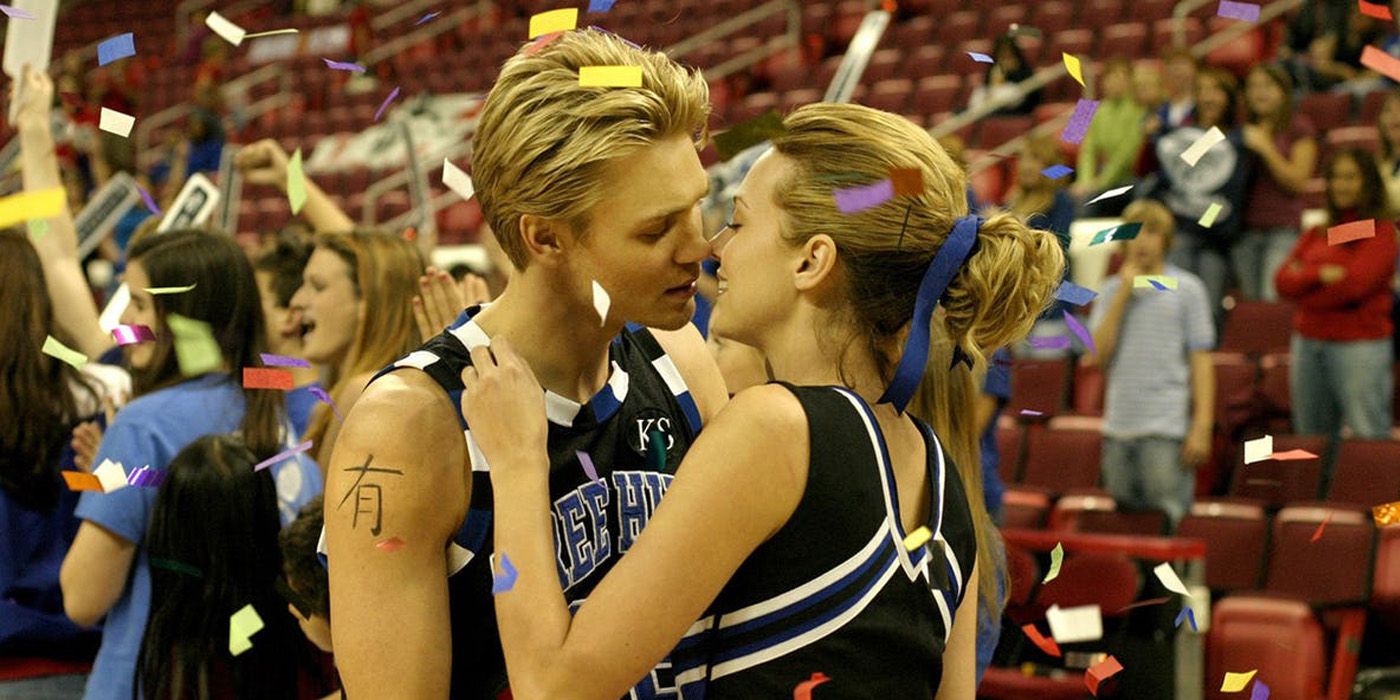 Lucas and Peyton kissing after a game on One Tree Hill