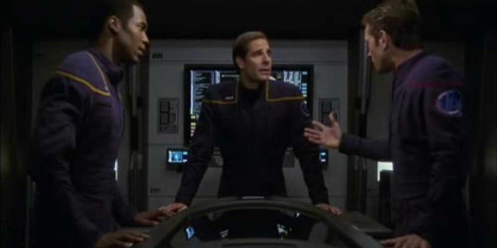 Archer confers with his crew from Star Trek Enterprise 