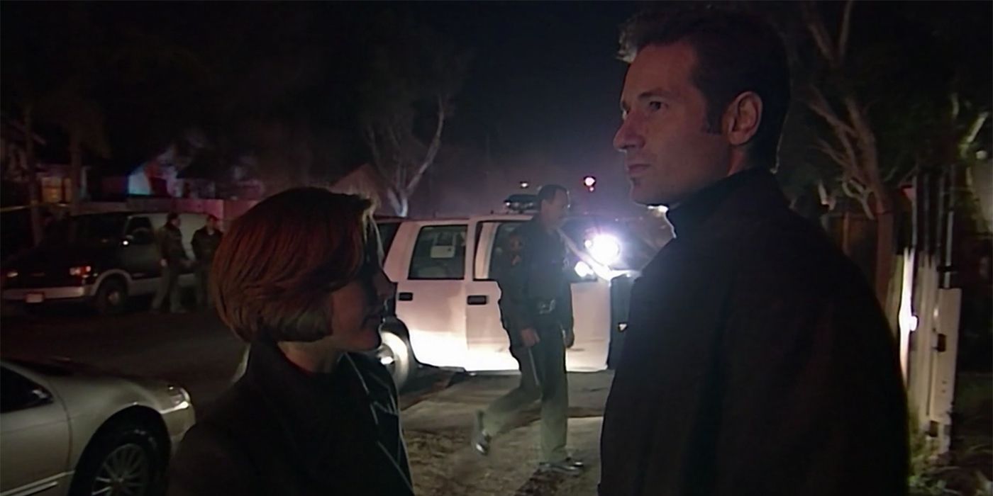 Mulder and Scully talk in the crossover between X-Files and COPS