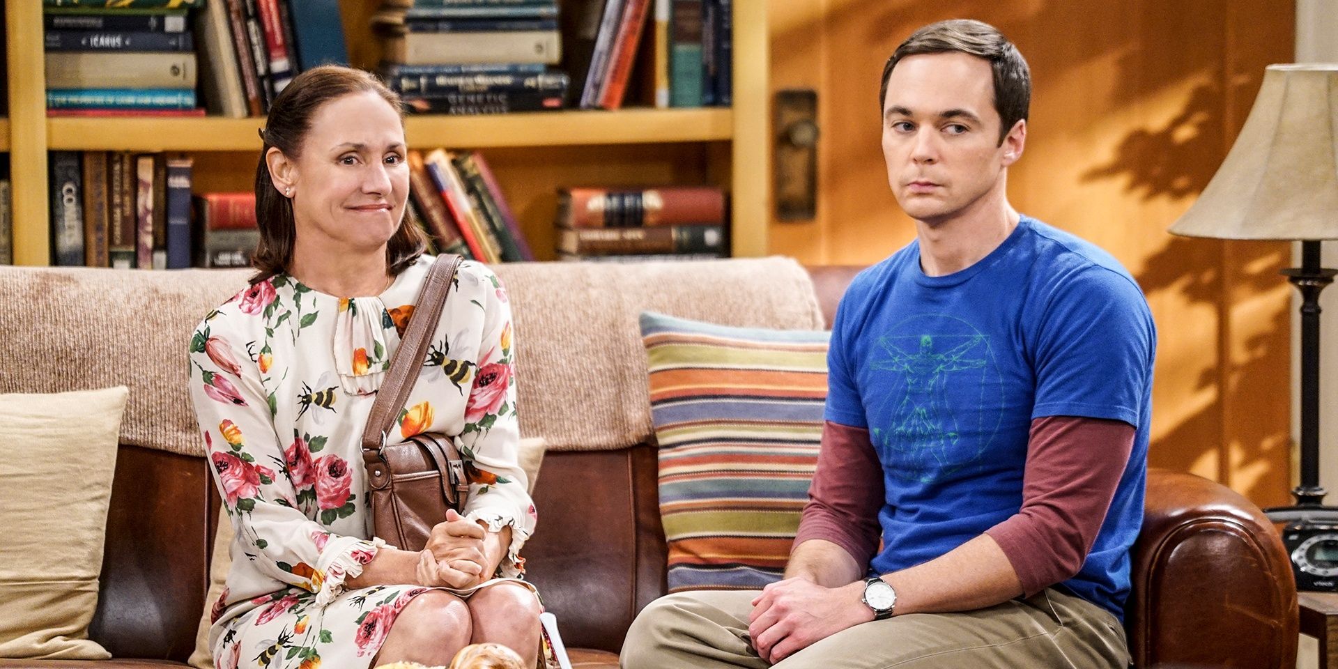 Mary Cooper na sala de estar com Sheldon Cooper em The Big Bang Theory