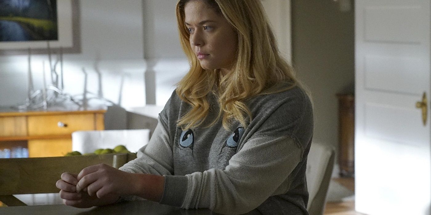 Alison sitting and looking sad on Pretty Little Liars