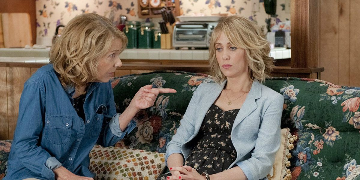 Annie's mom points at Annie on the couch in Bridesmaids