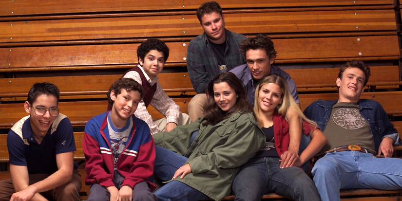 Gambar promosi untuk orang -orang aneh dan geeks, menampilkan core cast.
