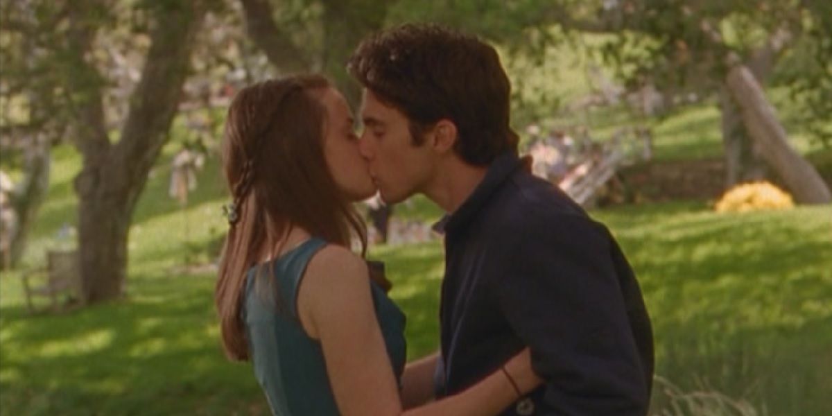 Jess and Rory kissing in the season 2 finale of Gilmore Girls