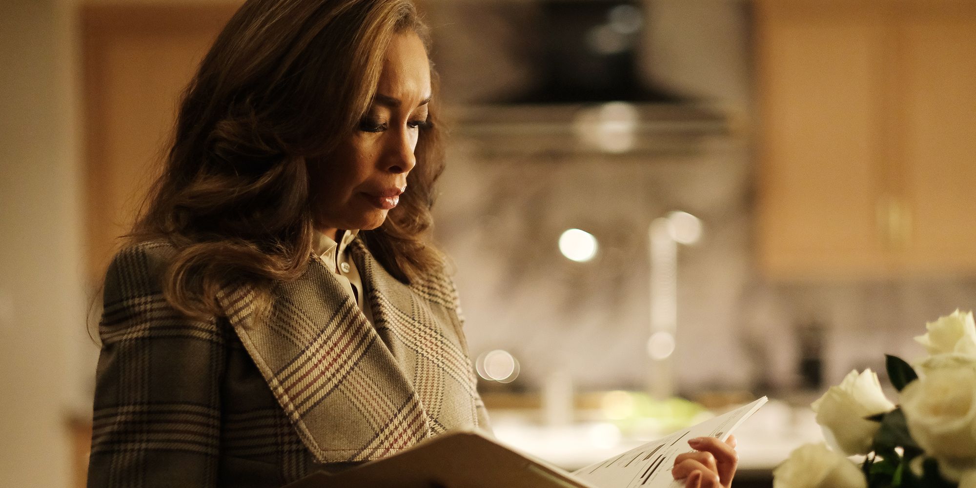 Gina Torres como Jessica Pearson leyendo un menú en la primera temporada de Pearson