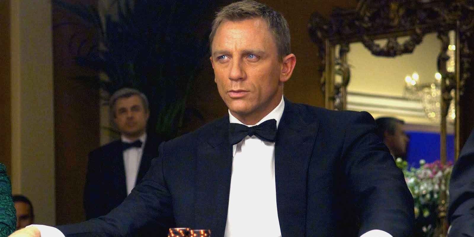 James Bond sentado em uma mesa de jogo no Casino Royale