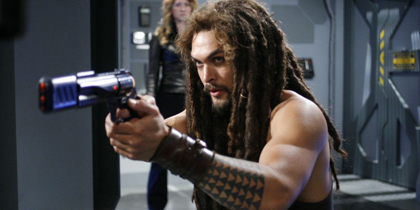 Jason Momoa with a gun in Stargate Atlantis (1)