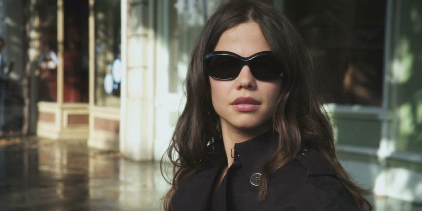 Jenna wearing black shades after being blinded in Pretty Little Liars