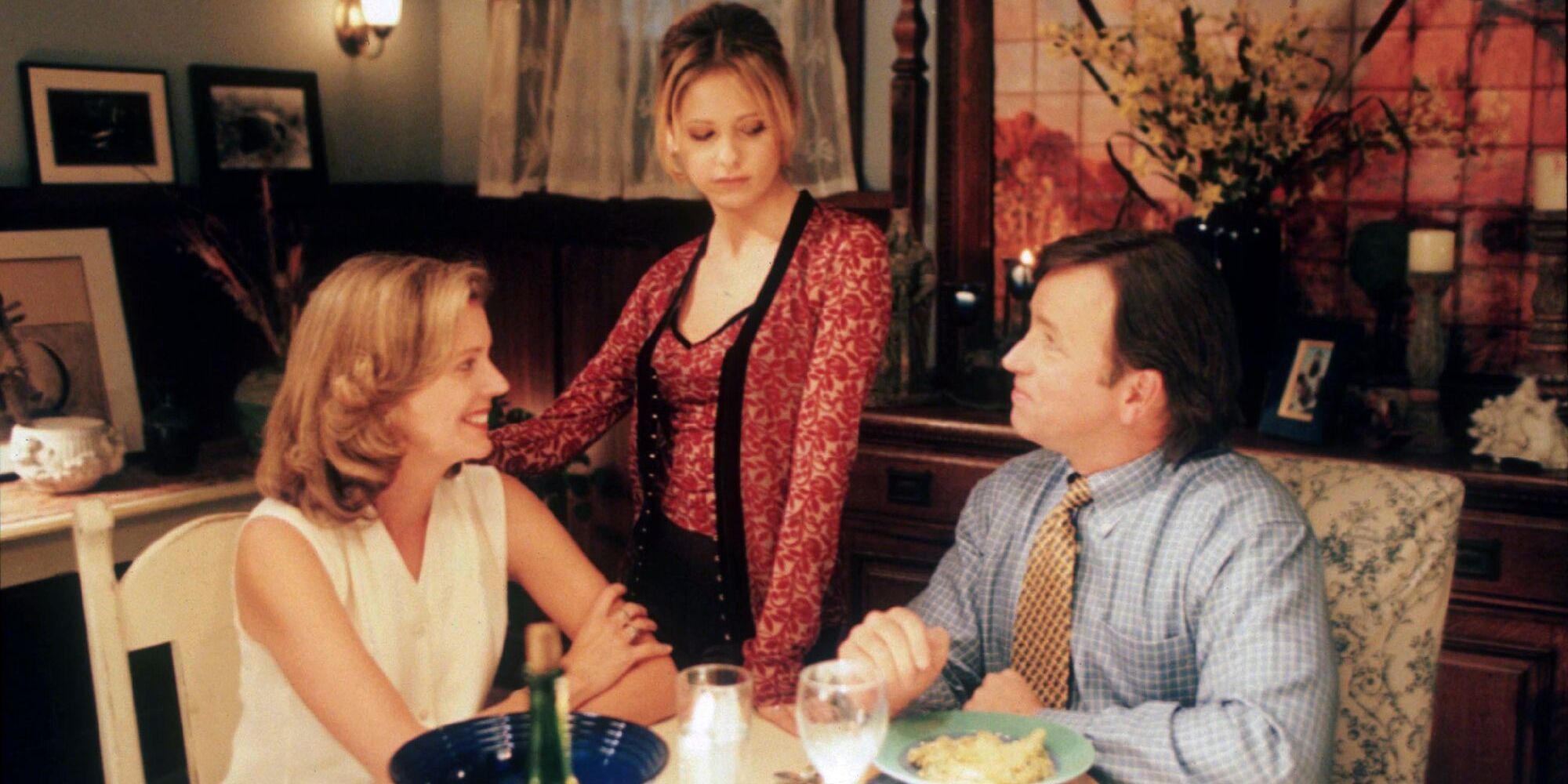 Kristine Sutherland as Joyce, Sarah Michelle Gellar as Buffy and John Ritter as Ted in Buffy the Vampire Slayer