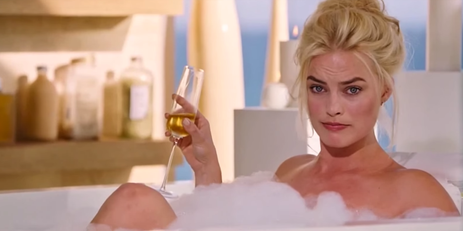 Margot Robbie como ela mesma em The Big Short, bebendo champanhe em um banho de espuma