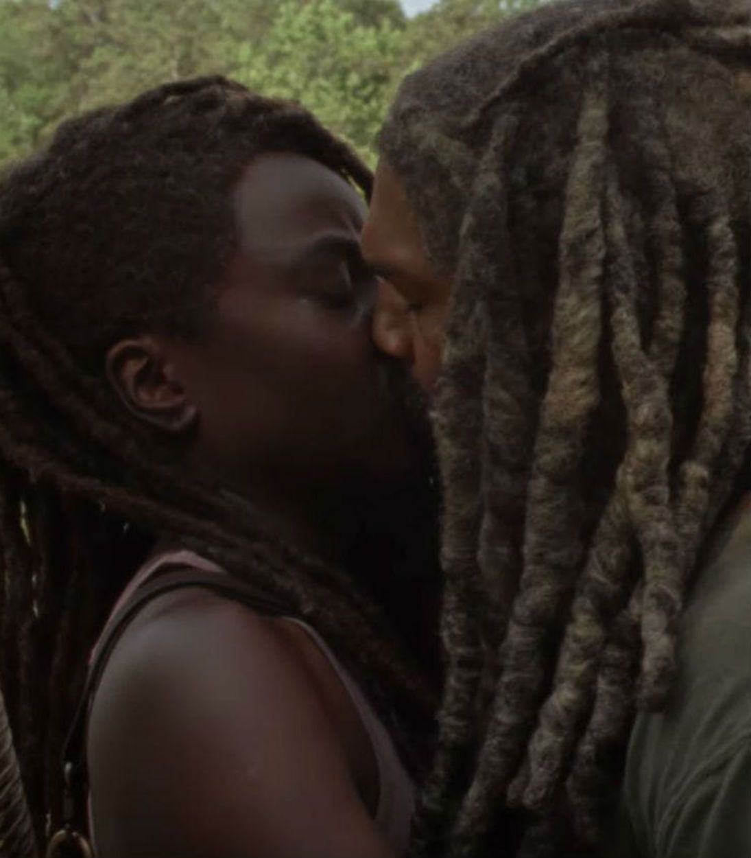 Michonne and Ezekiel kiss in The Walking Dead