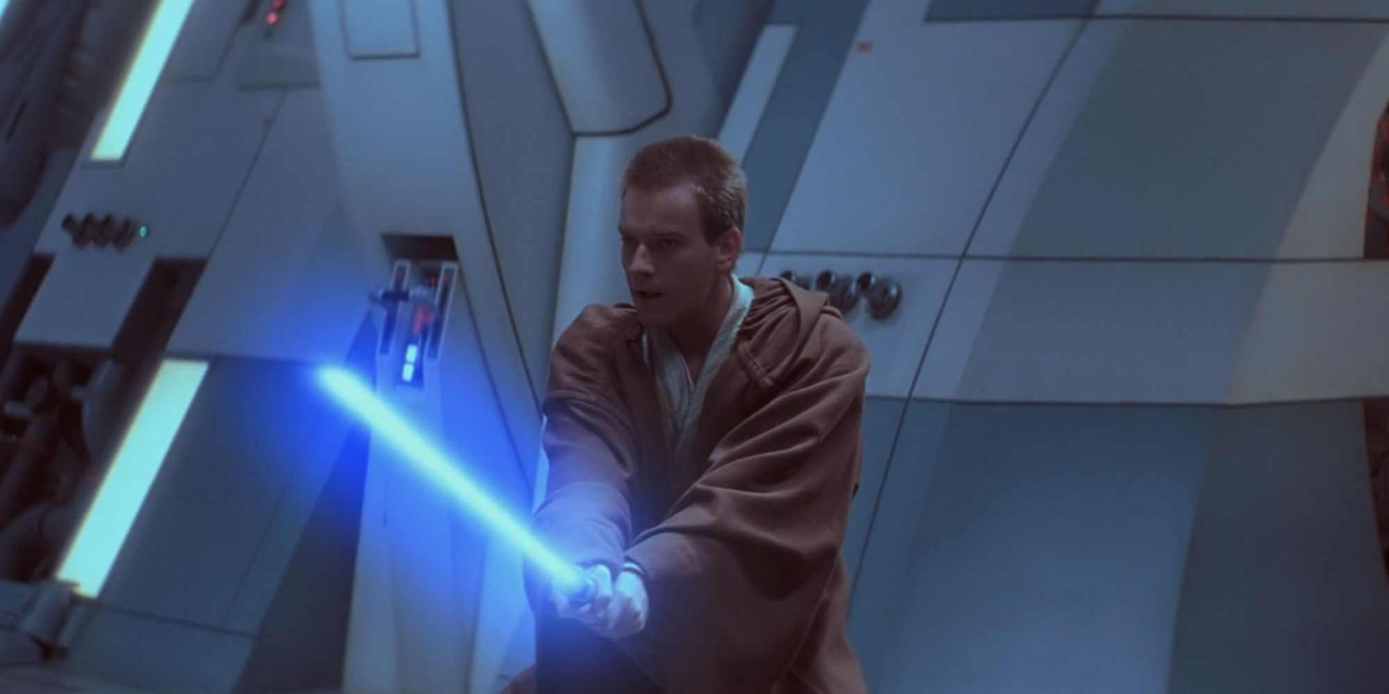 Obi-Wan Kenobi a bordo de um Lucrehulk empunhando seu sabre de luz em Star Wars: A Ameaça Fantasma