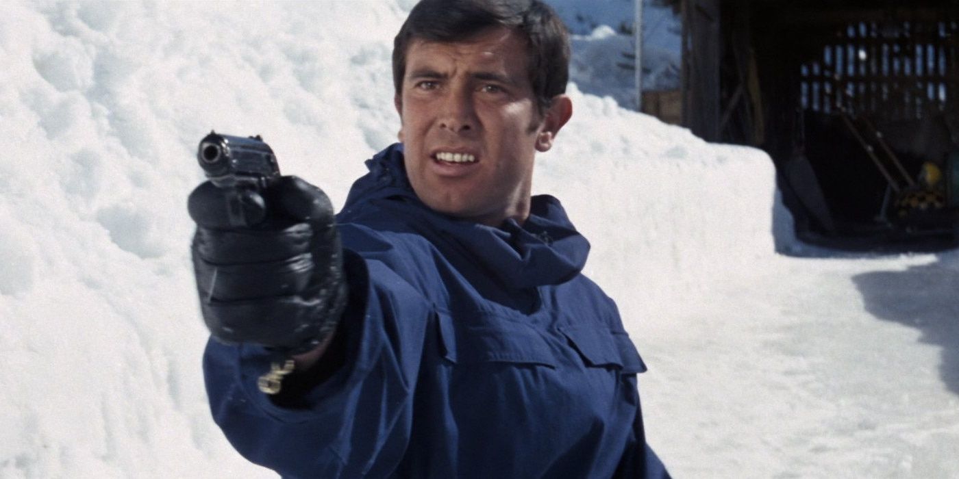 James Bond apuntando con un arma en la nieve en On Her Majesty's Secret Service