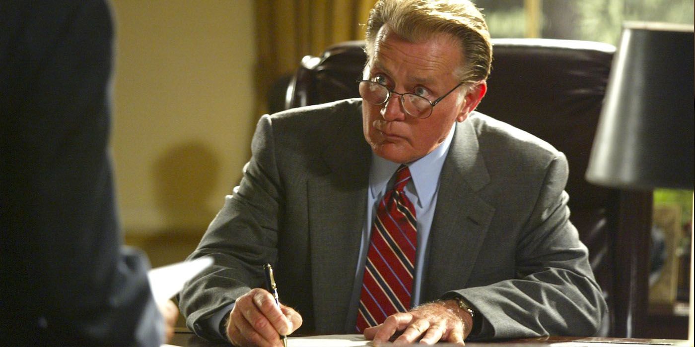 Presidente Bartlet assina uma ordem executiva em The West Wing 2