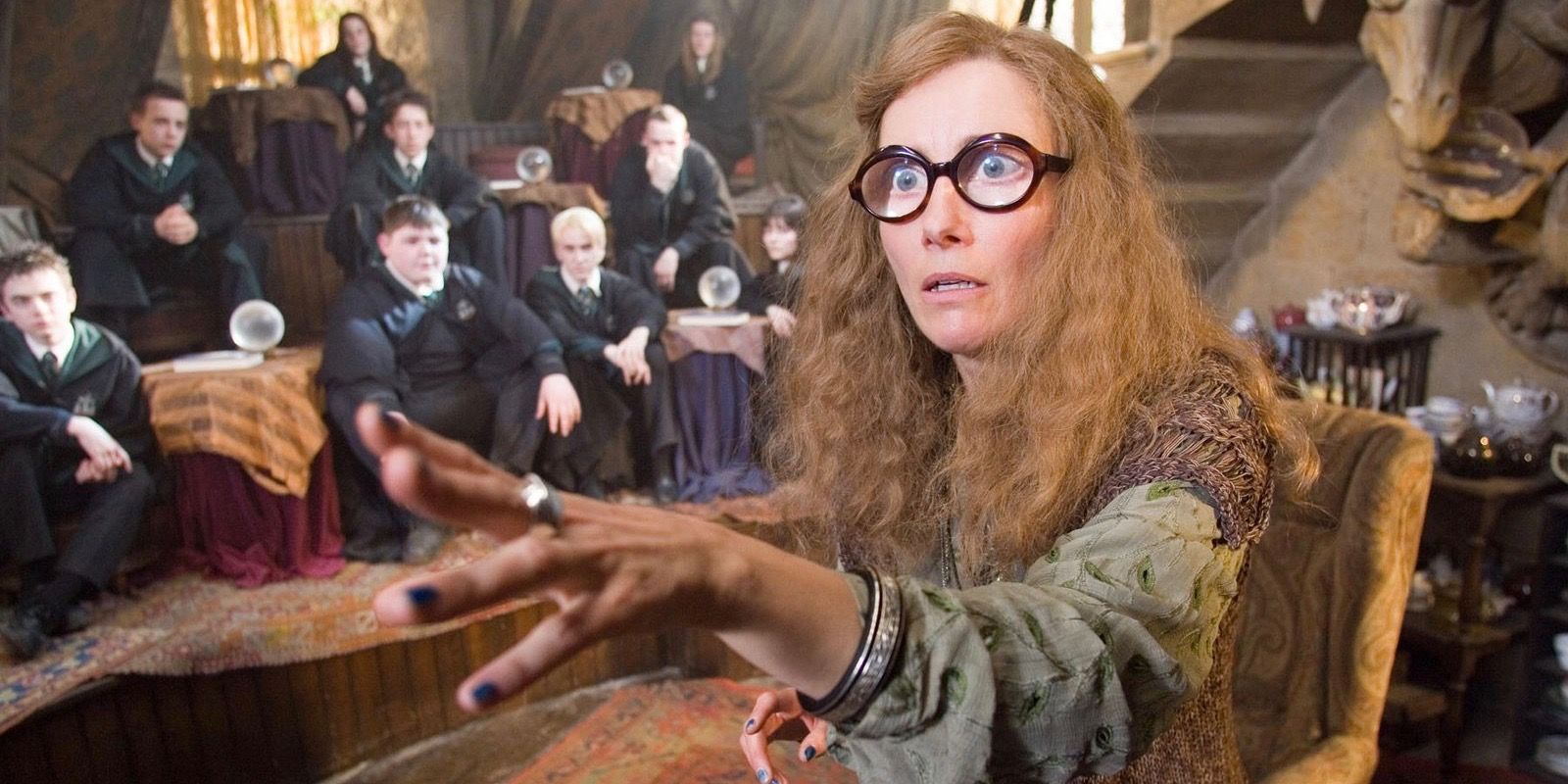 Professora Sybill Trelawney (Emma Thompson) tendo uma visão em Harry Potter e o Prisioneiro de Azkaban