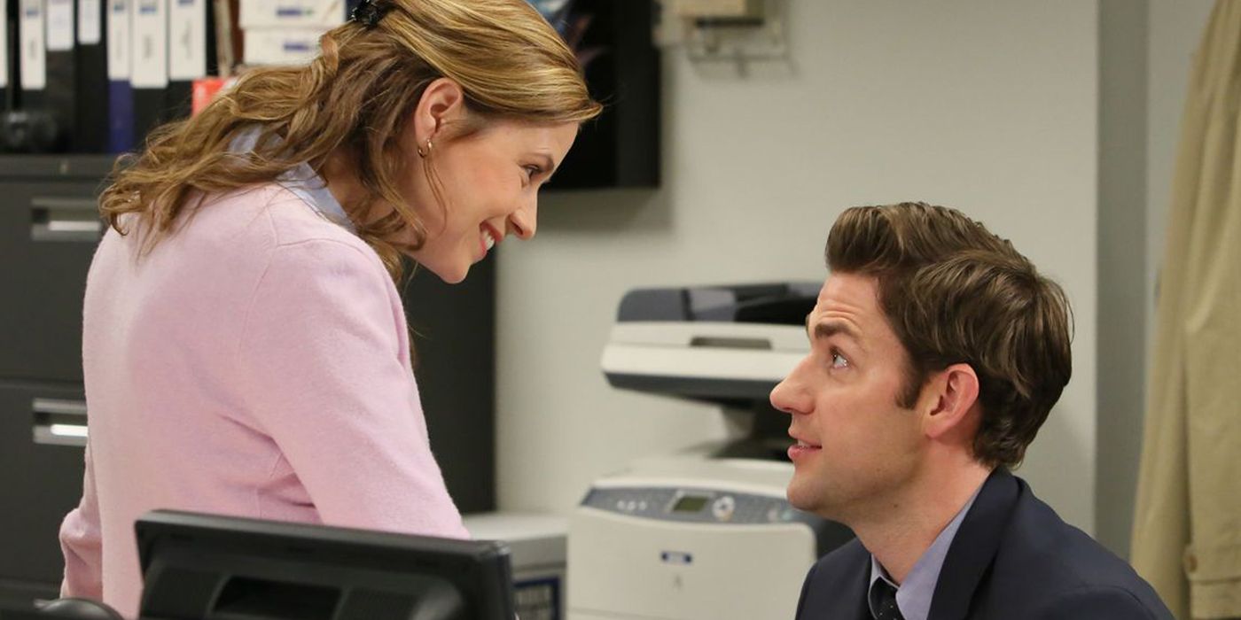 Jim y Pam hablando entre ellos en The Office