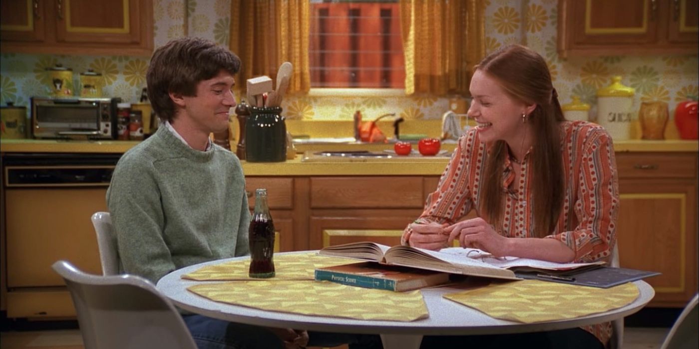 Eric and Donna at the kitchen table in That '70s Show Season 4