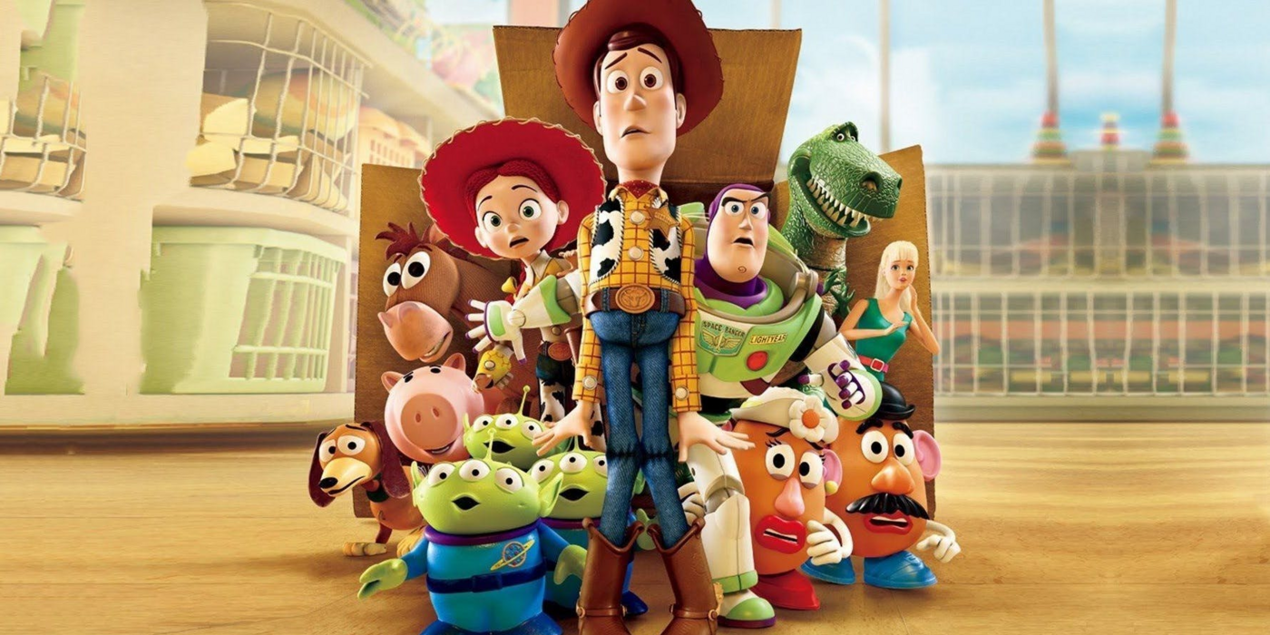 Woody e os outros brinquedos saindo de uma caixa e parecendo assustados em Toy Story 3