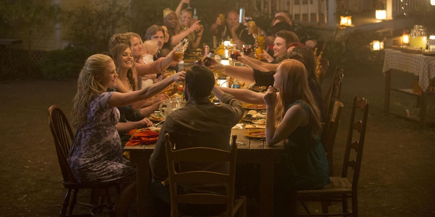 Personagens ao redor de uma mesa no final de True Blood