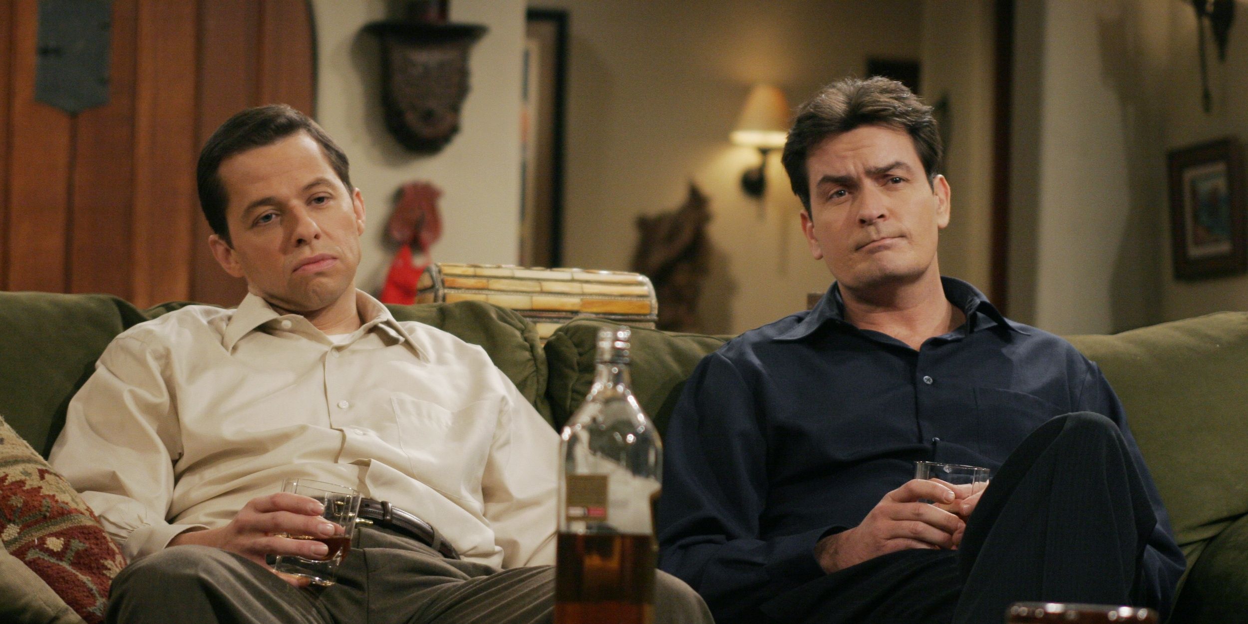 Charlie and Alan drink in the lounge in Two and a Half Men