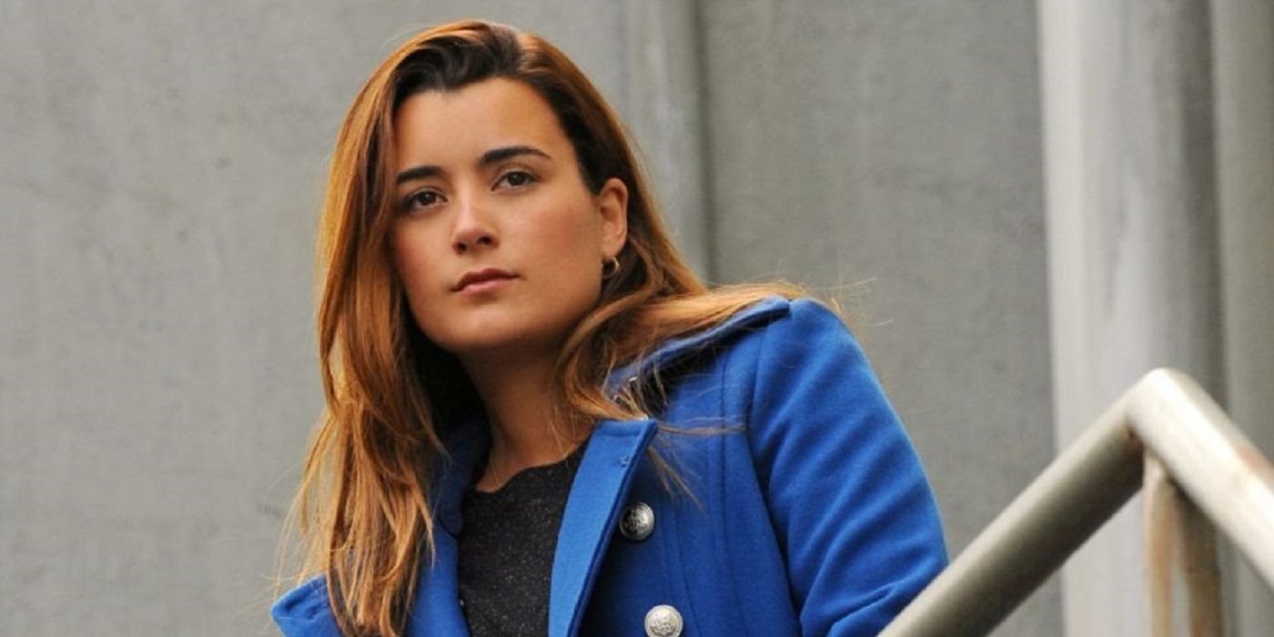 Cote de Pablo as Ziva leaning over a railing in NCIS