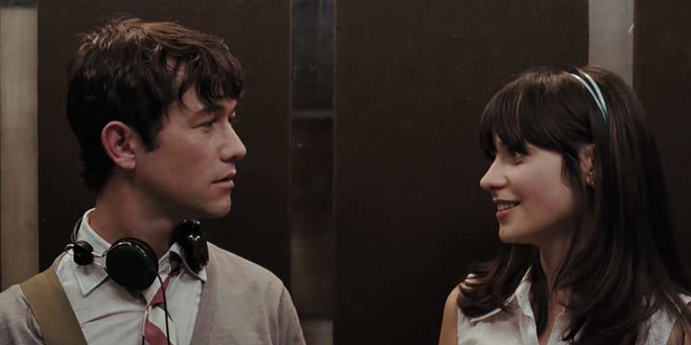 Summer e Tom em 500 Days of Summer se olhando carinhosamente.