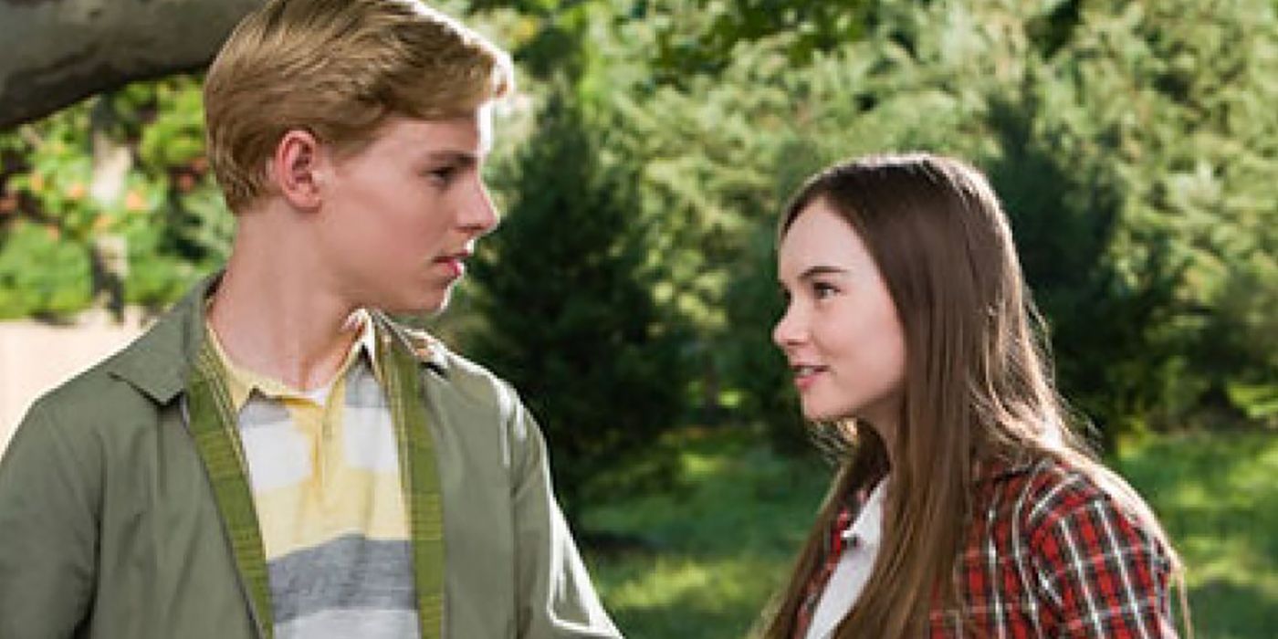 Bryce Loski (Callan McAuliffe) e Juli (Madeline Carroll) conversando em Flipped.