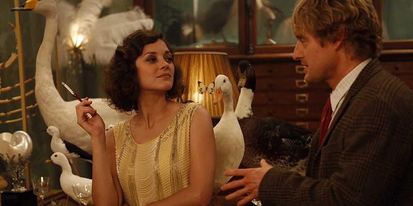 Mario Cotillard holding cigarette with Owen Wilson in Midnight In Paris