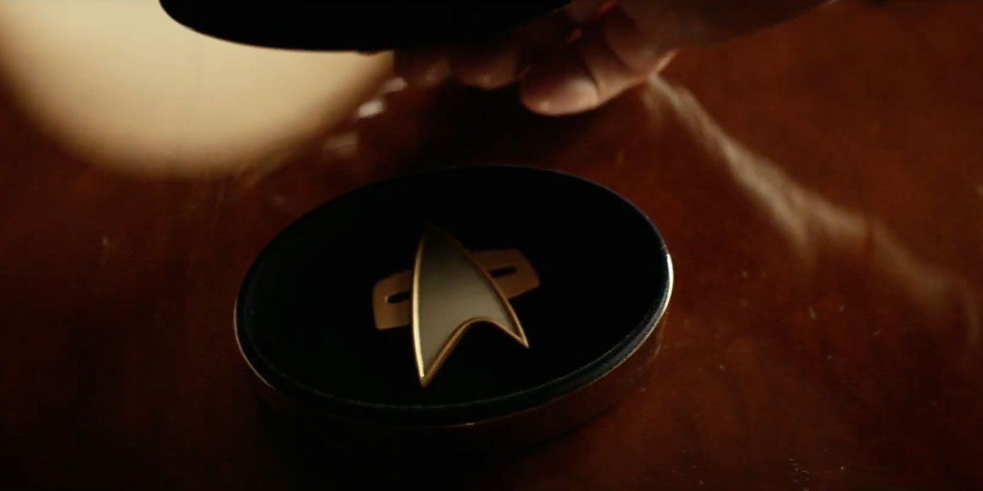 Starfleet commbadge in Star Trek: Picard