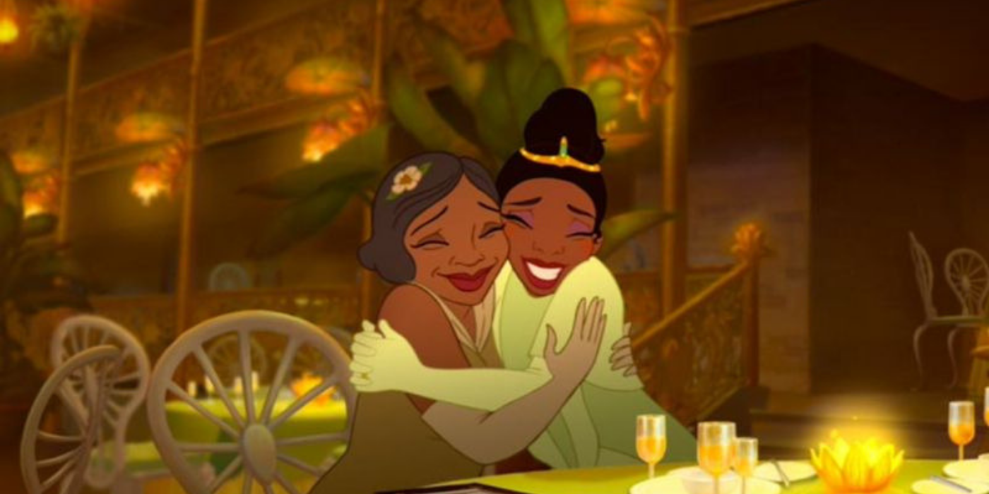 Tiana e sua mãe se abraçando em seu novo restaurante em A Princesa e o Sapo